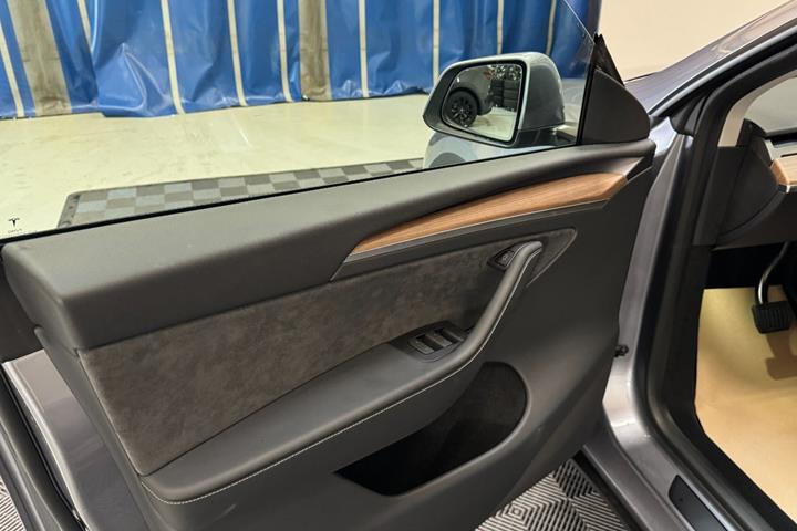 Sølv Tesla Model Y fra 2023