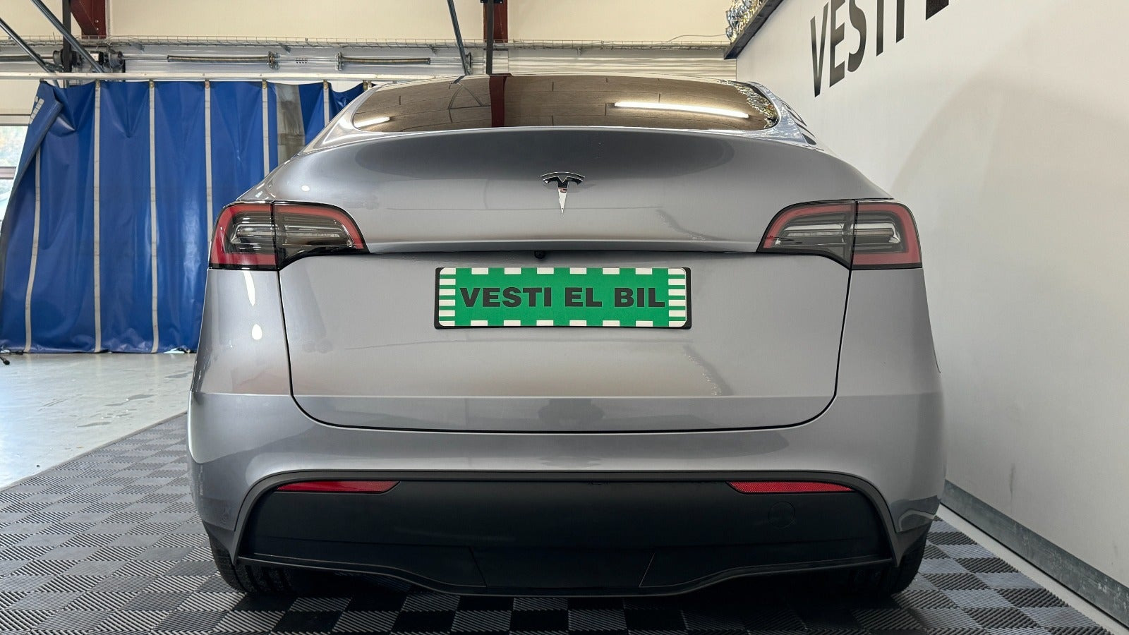 Sølv Tesla Model Y fra 2023