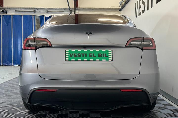 Sølv Tesla Model Y fra 2023