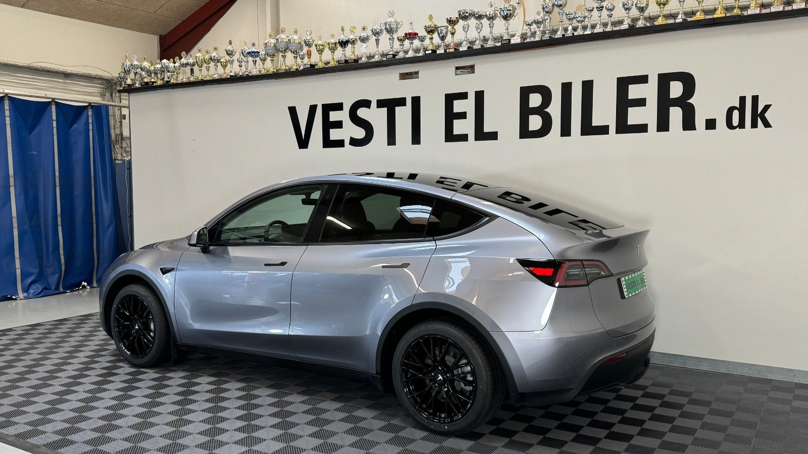 Sølv Tesla Model Y fra 2023