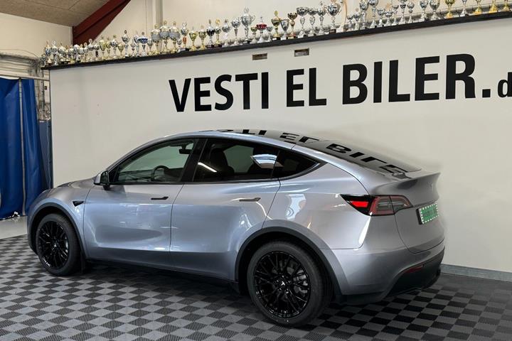 Sølv Tesla Model Y fra 2023