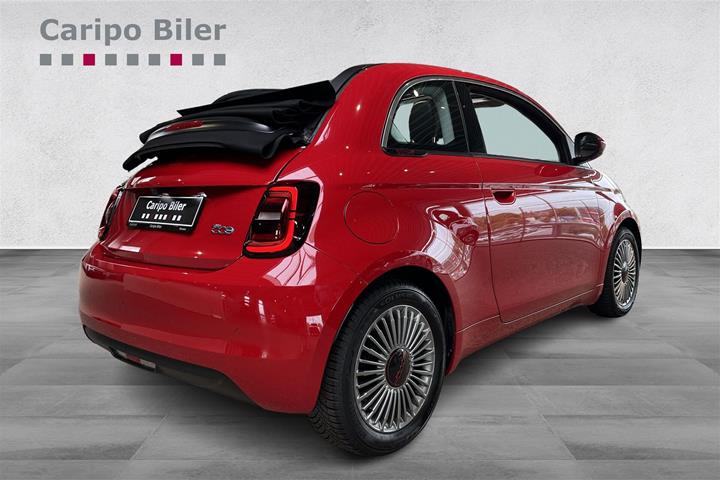 Rød Fiat 500e fra 2023