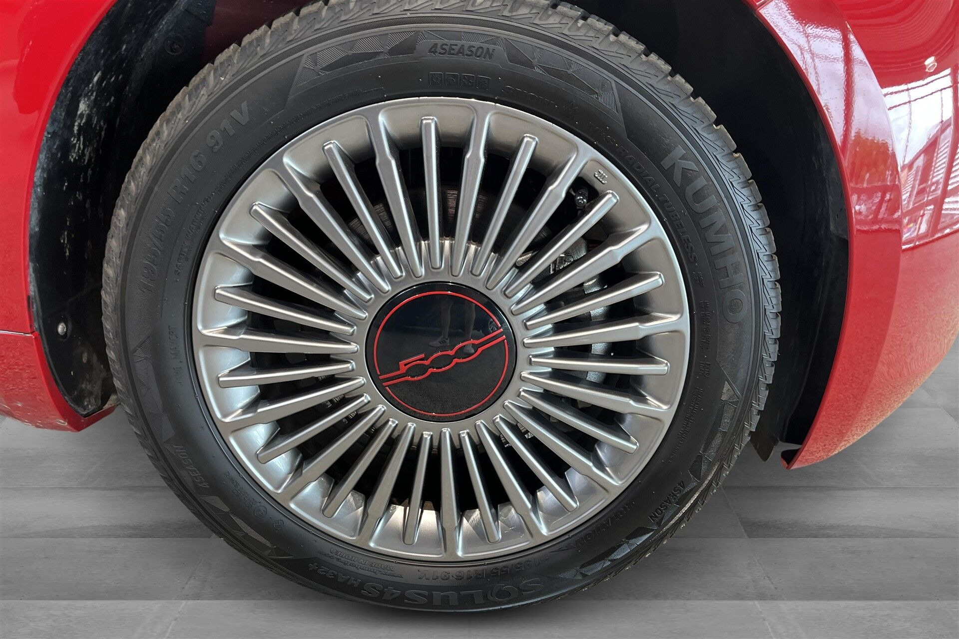 Rød Fiat 500e fra 2023