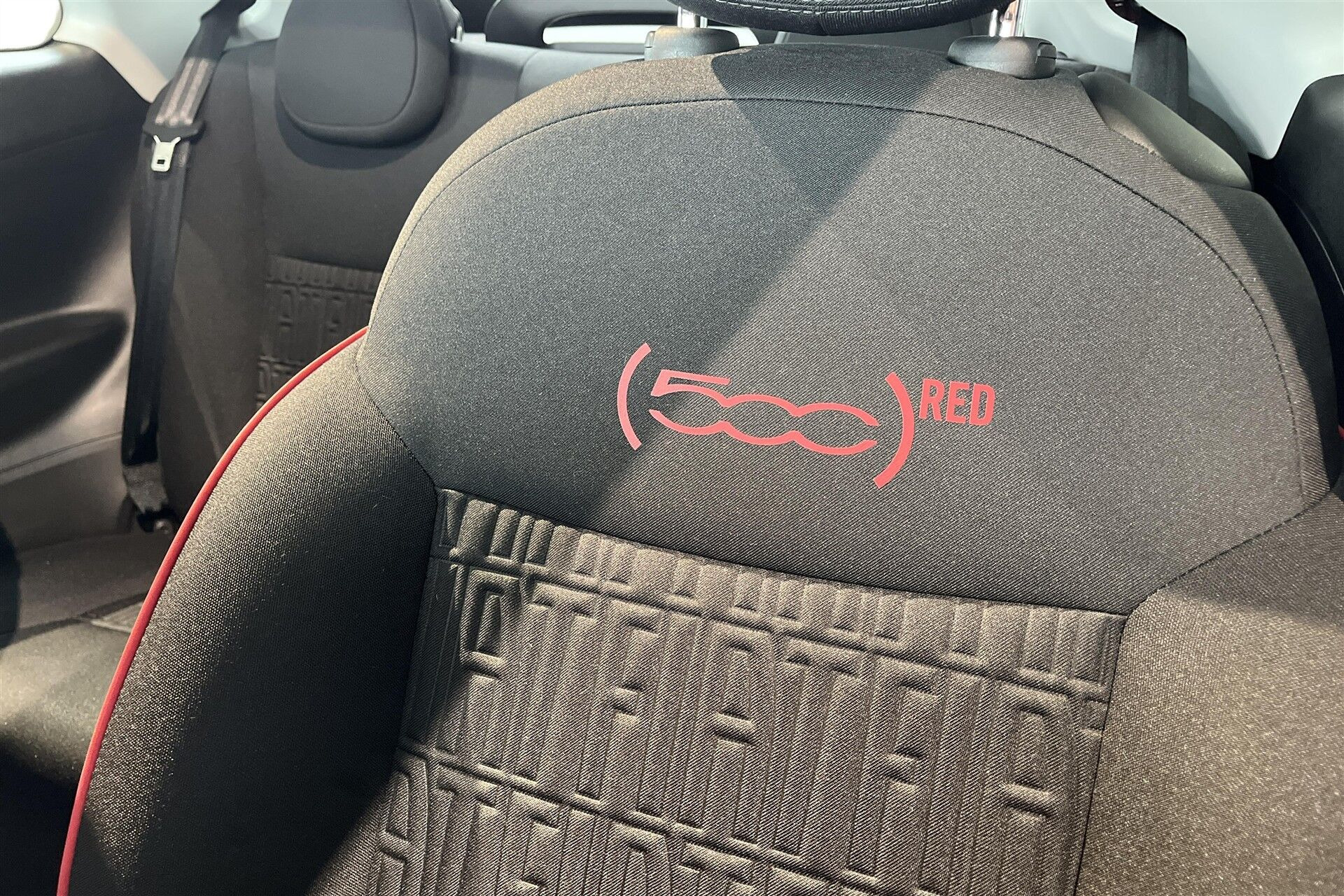 Rød Fiat 500e fra 2023