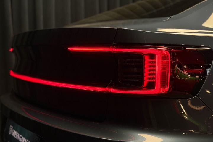 Sort Polestar 2 fra 2024