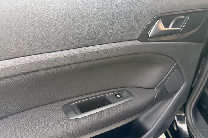 Sort Peugeot 308 fra 2014