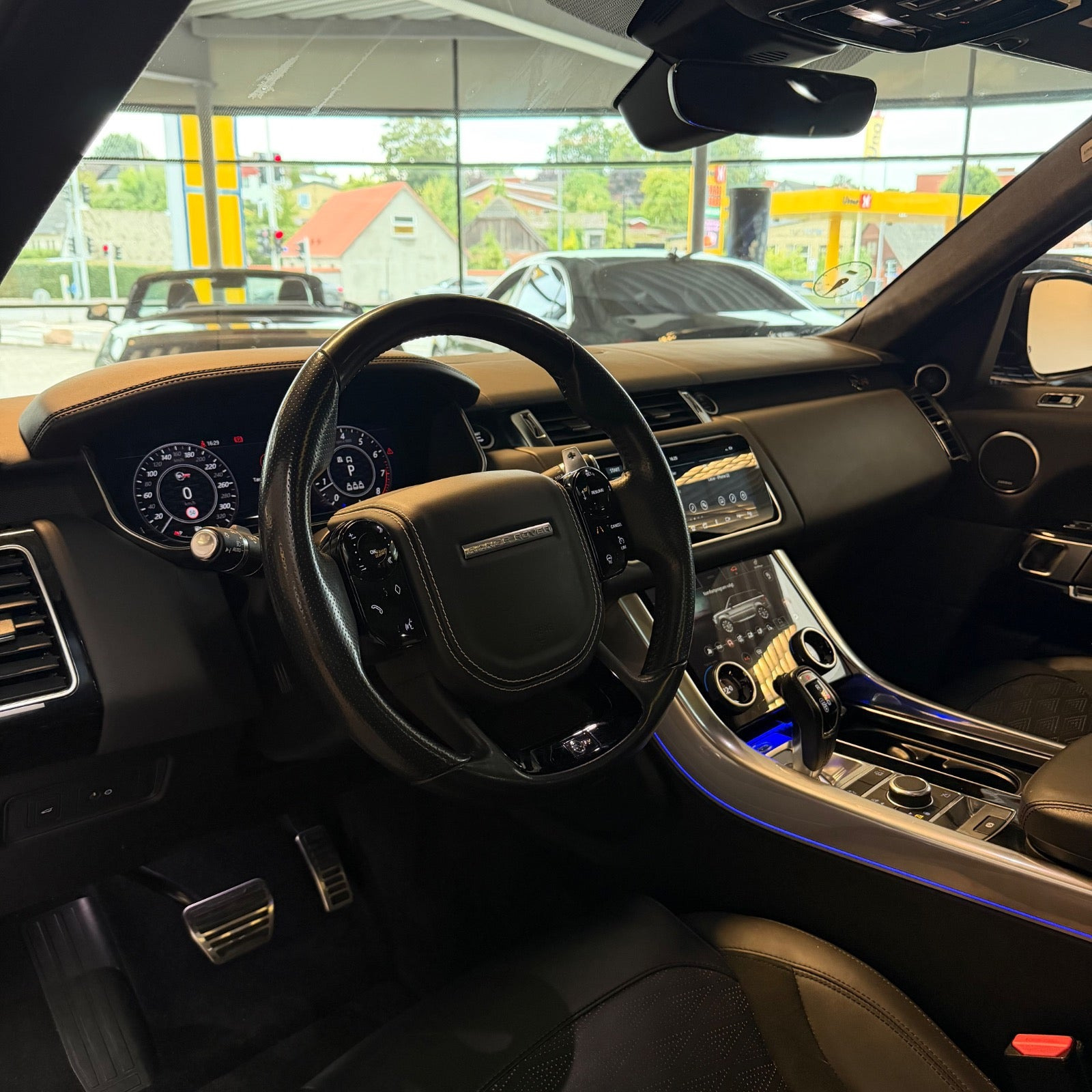 Blå Land Rover Range Rover sport fra 2020