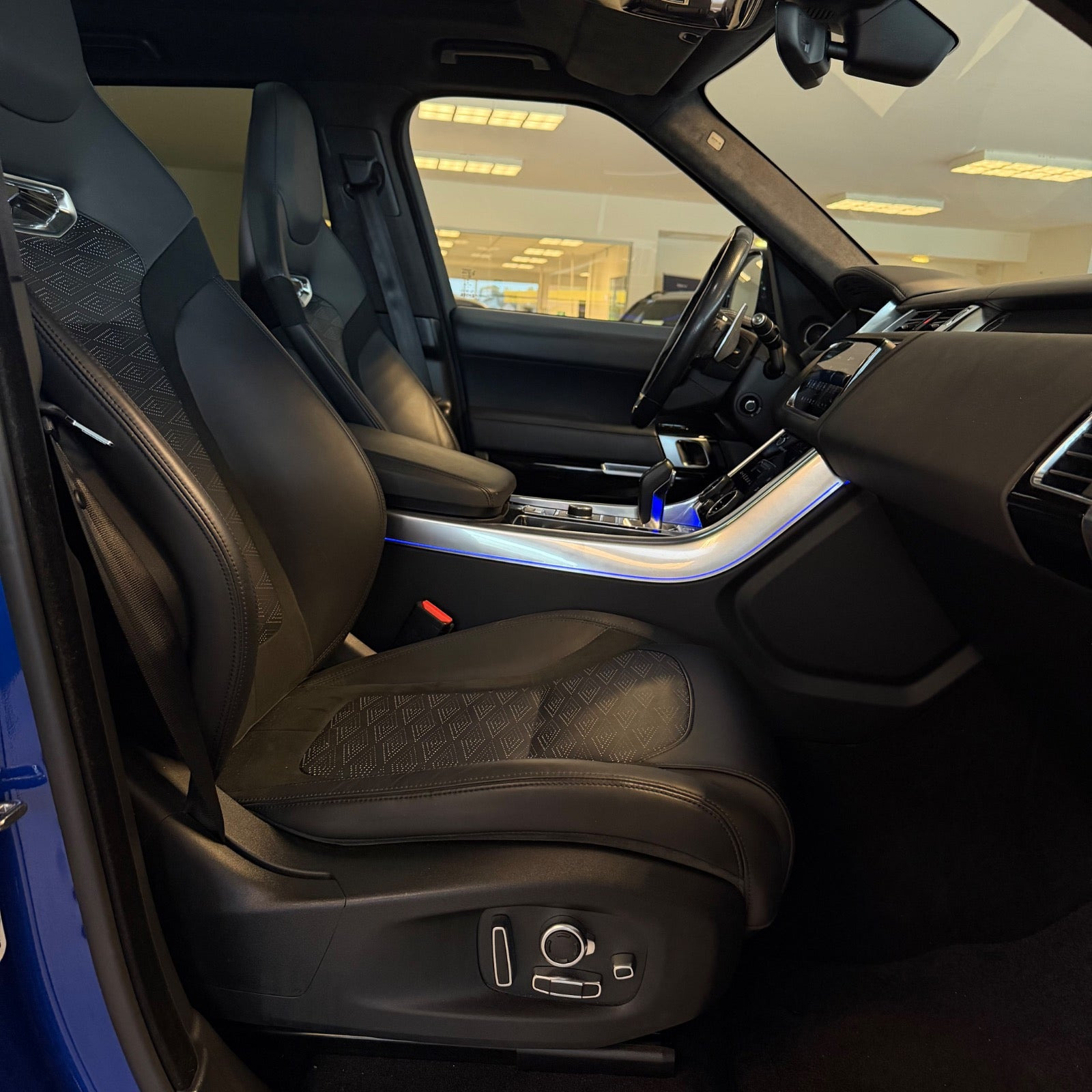 Blå Land Rover Range Rover sport fra 2020