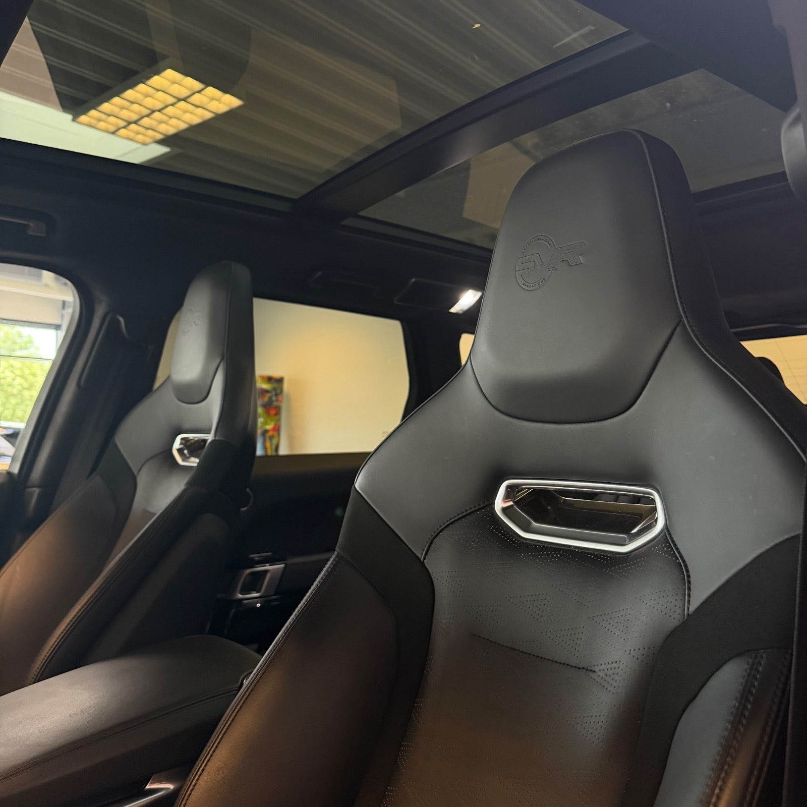 Blå Land Rover Range Rover sport fra 2020