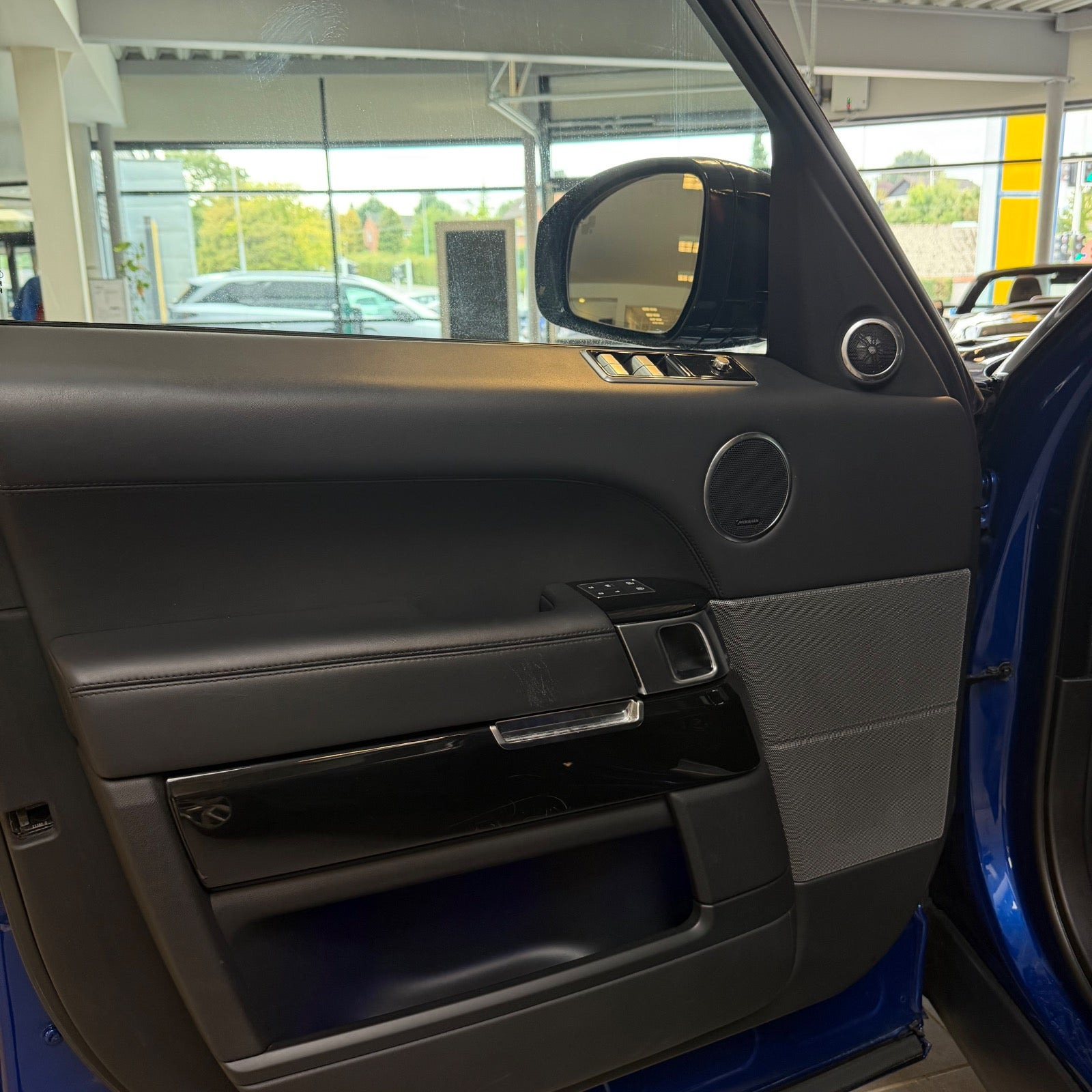 Blå Land Rover Range Rover sport fra 2020