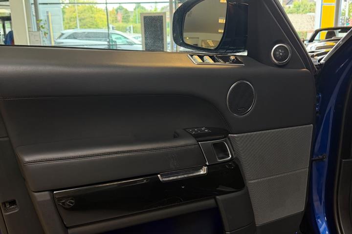 Blå Land Rover Range Rover sport fra 2020