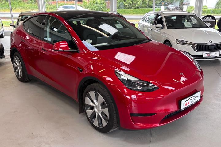 Rød Tesla Model Y fra 2023