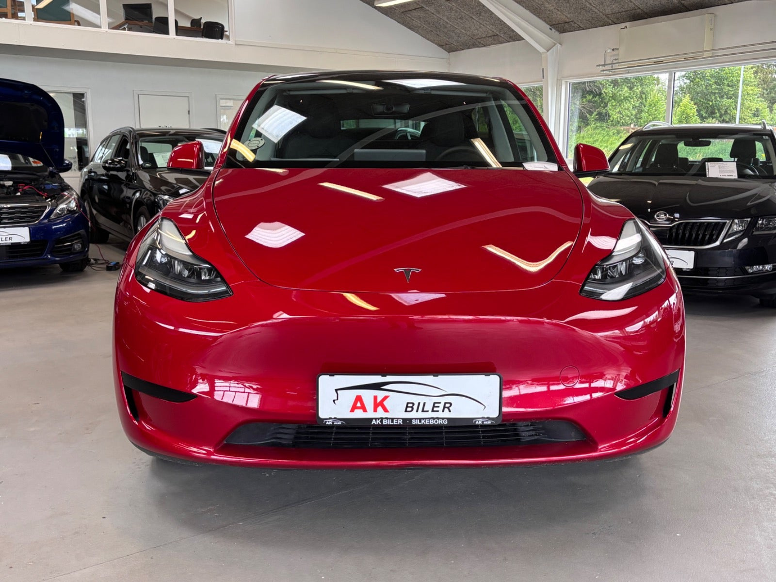 Rød Tesla Model Y fra 2023