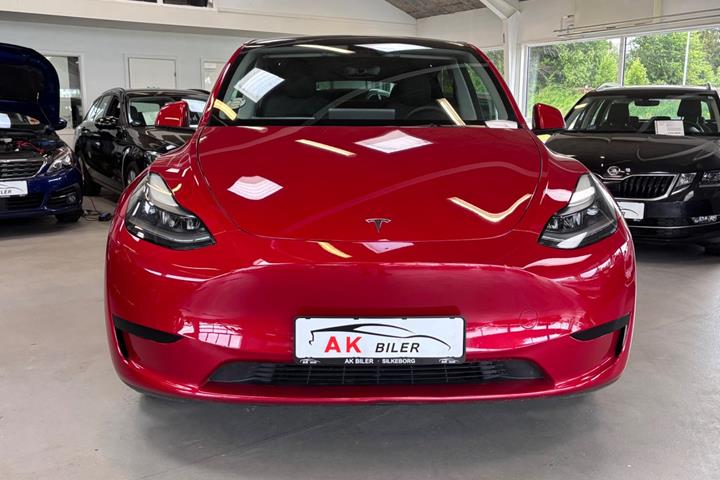 Rød Tesla Model Y fra 2023