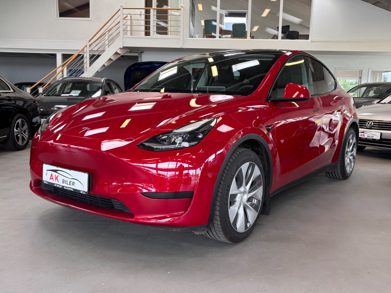 Rød Tesla Model Y fra 2023