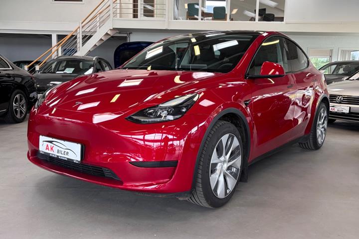 Rød Tesla Model Y fra 2023