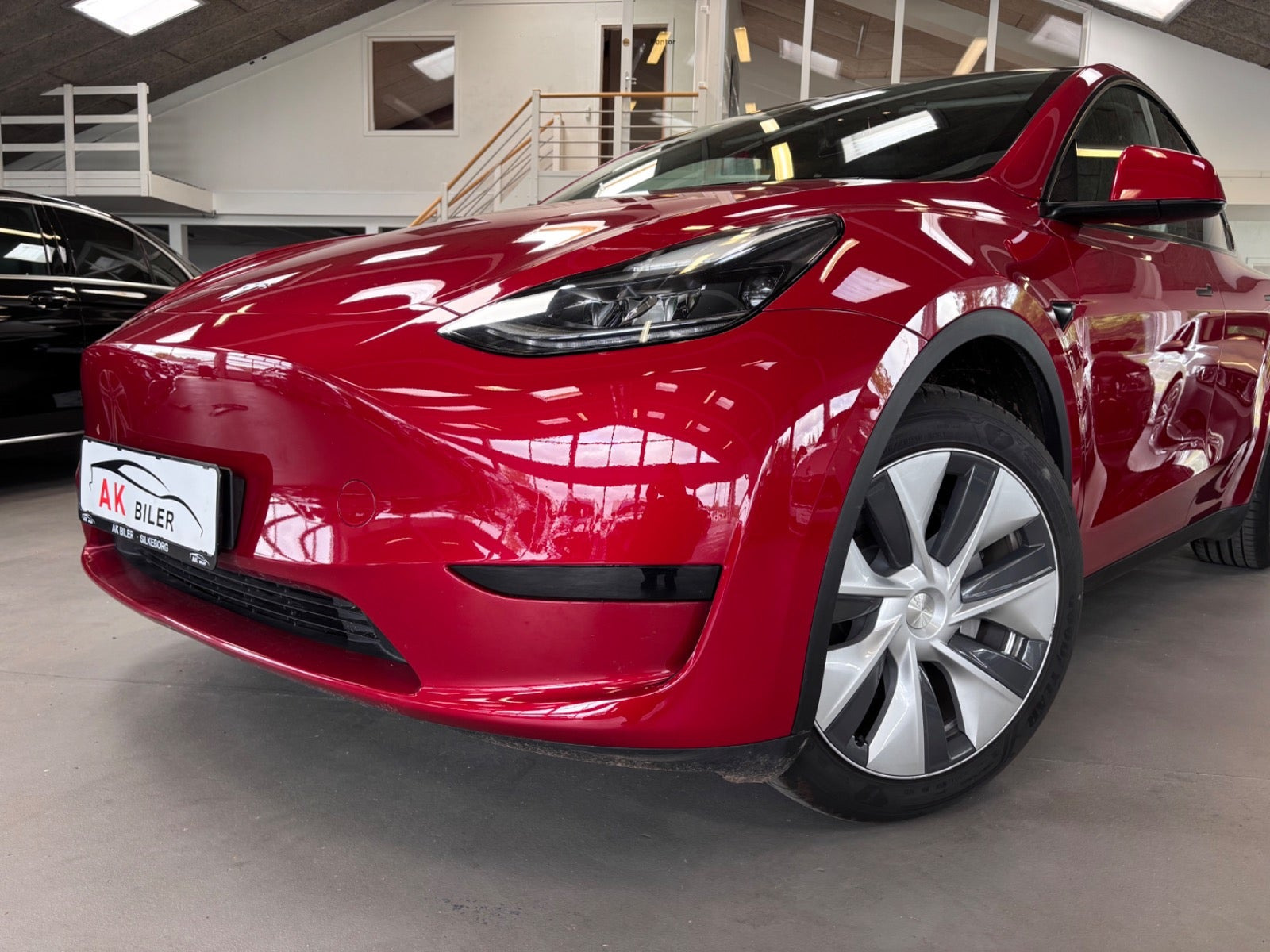 Rød Tesla Model Y fra 2023