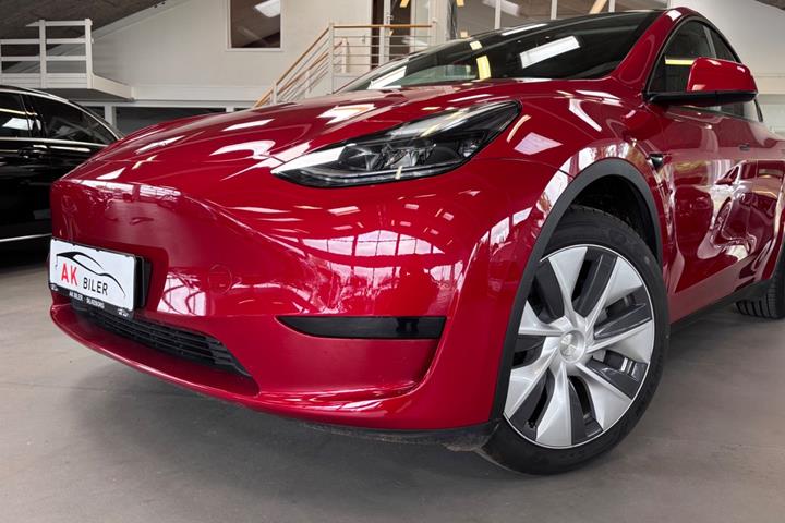 Rød Tesla Model Y fra 2023