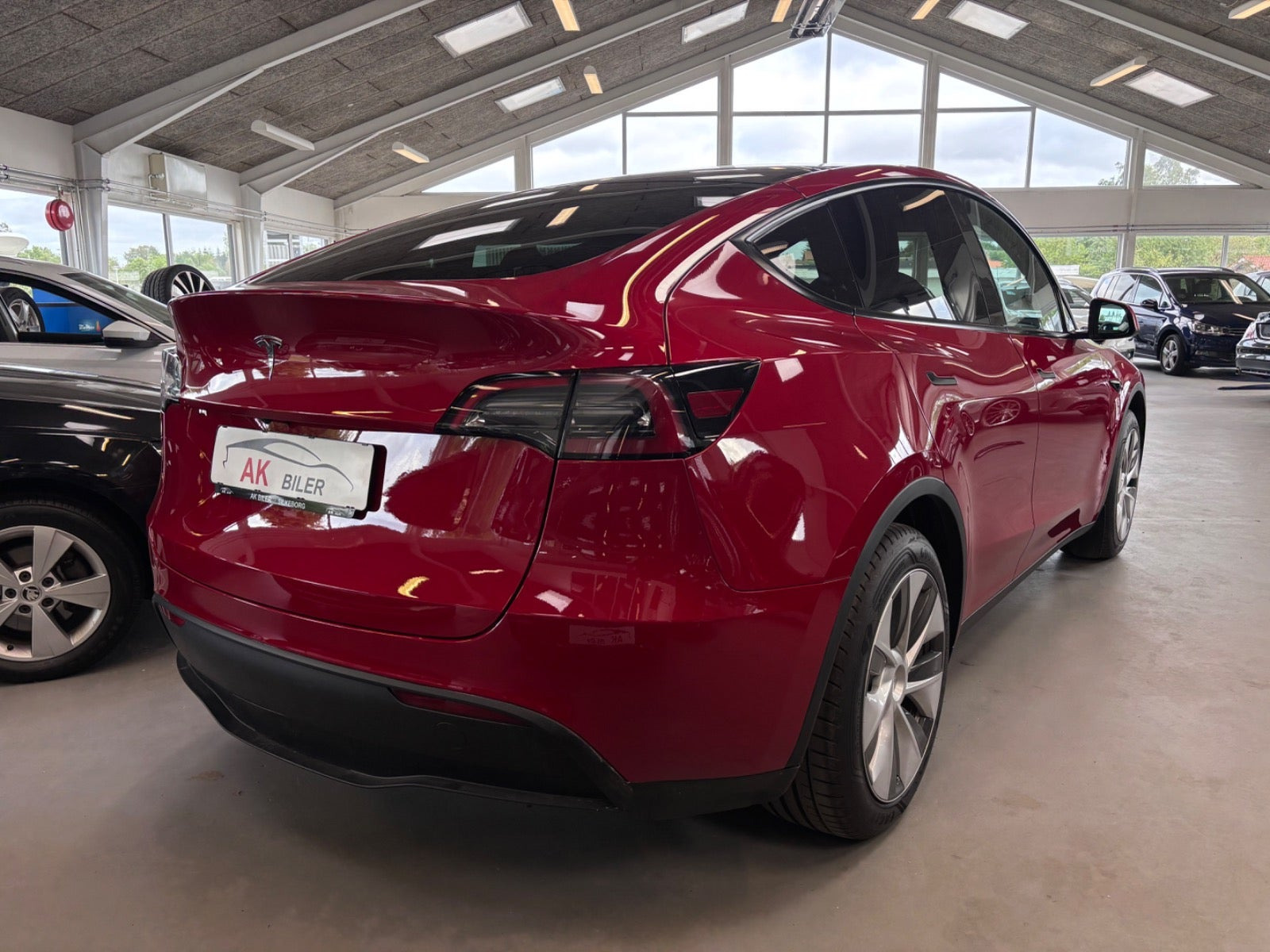 Rød Tesla Model Y fra 2023