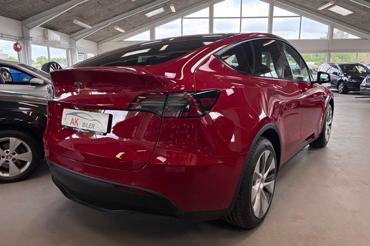 Rød Tesla Model Y fra 2023