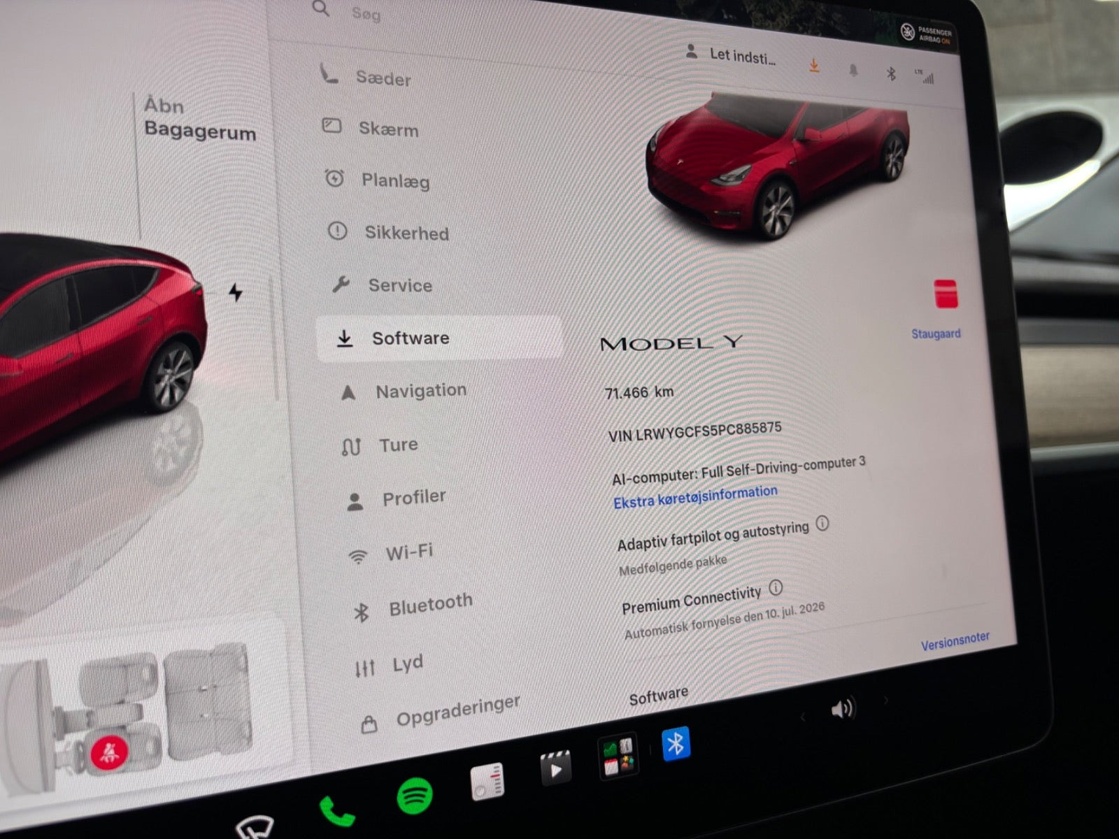 Rød Tesla Model Y fra 2023