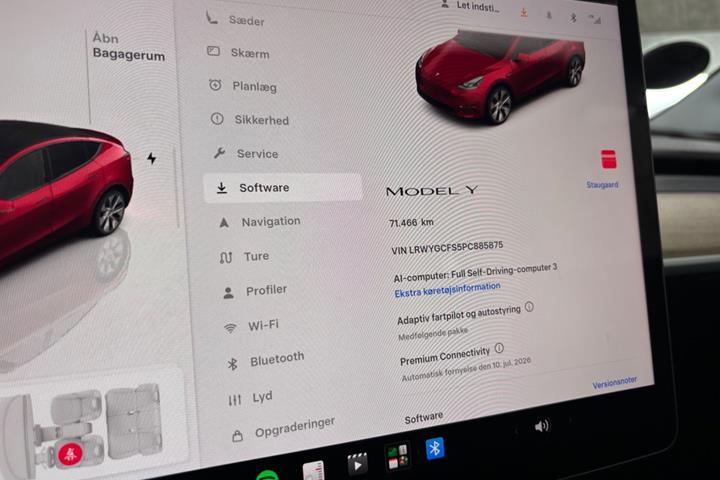 Rød Tesla Model Y fra 2023