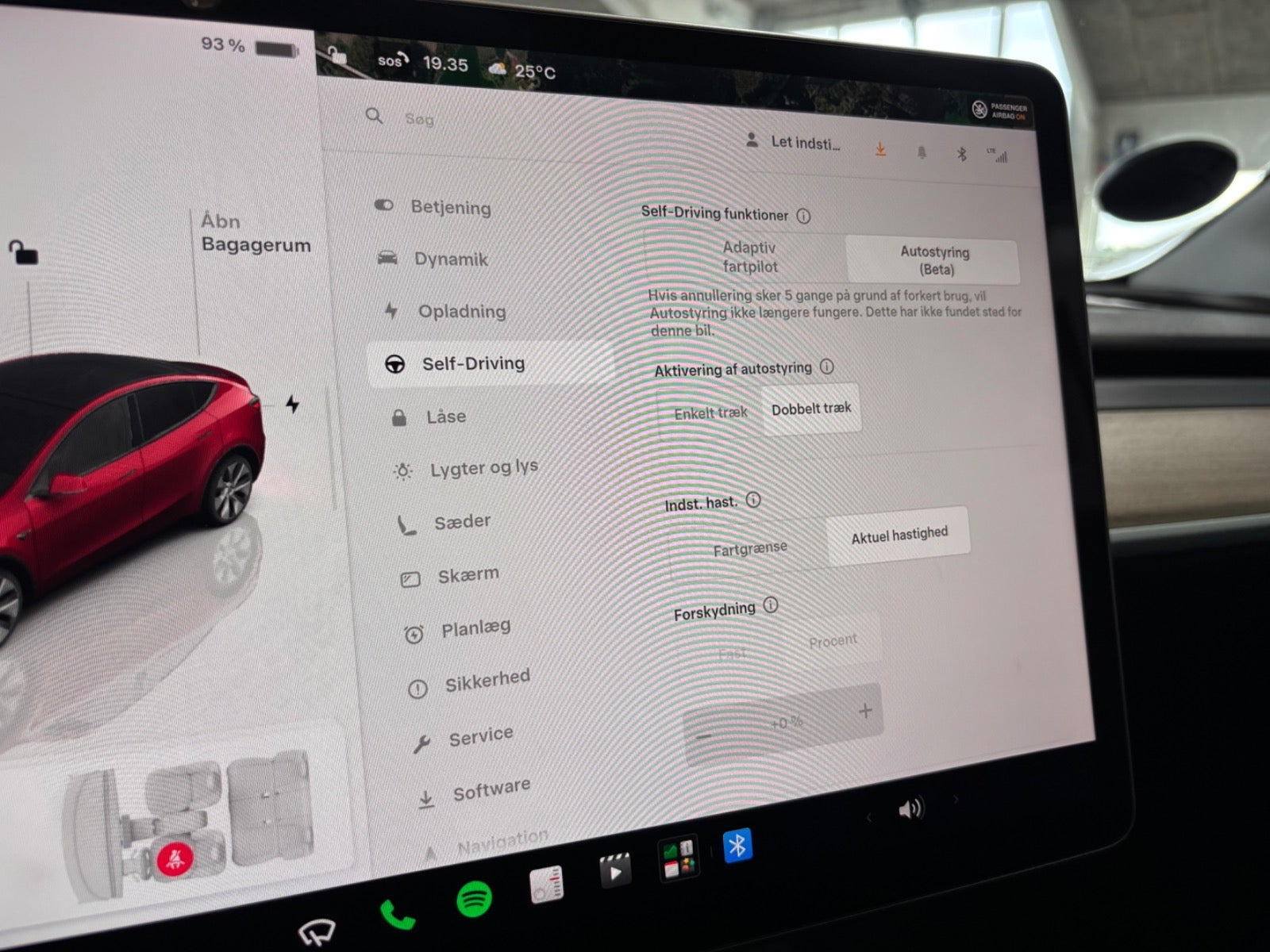 Rød Tesla Model Y fra 2023
