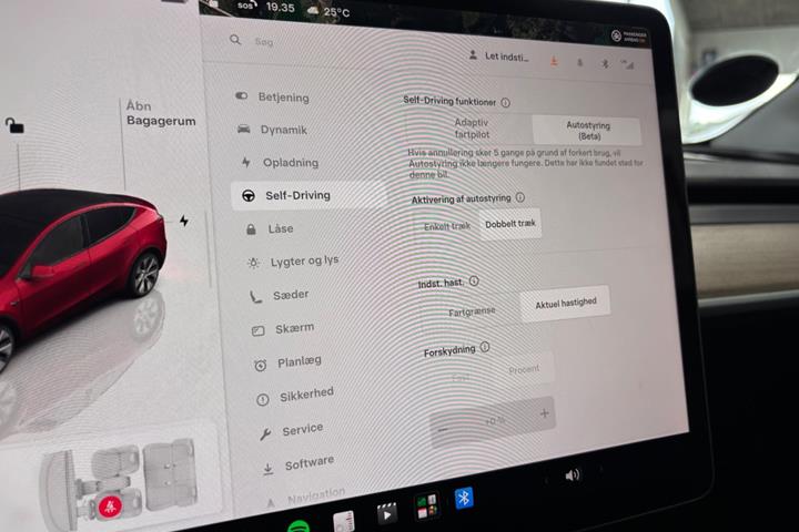 Rød Tesla Model Y fra 2023