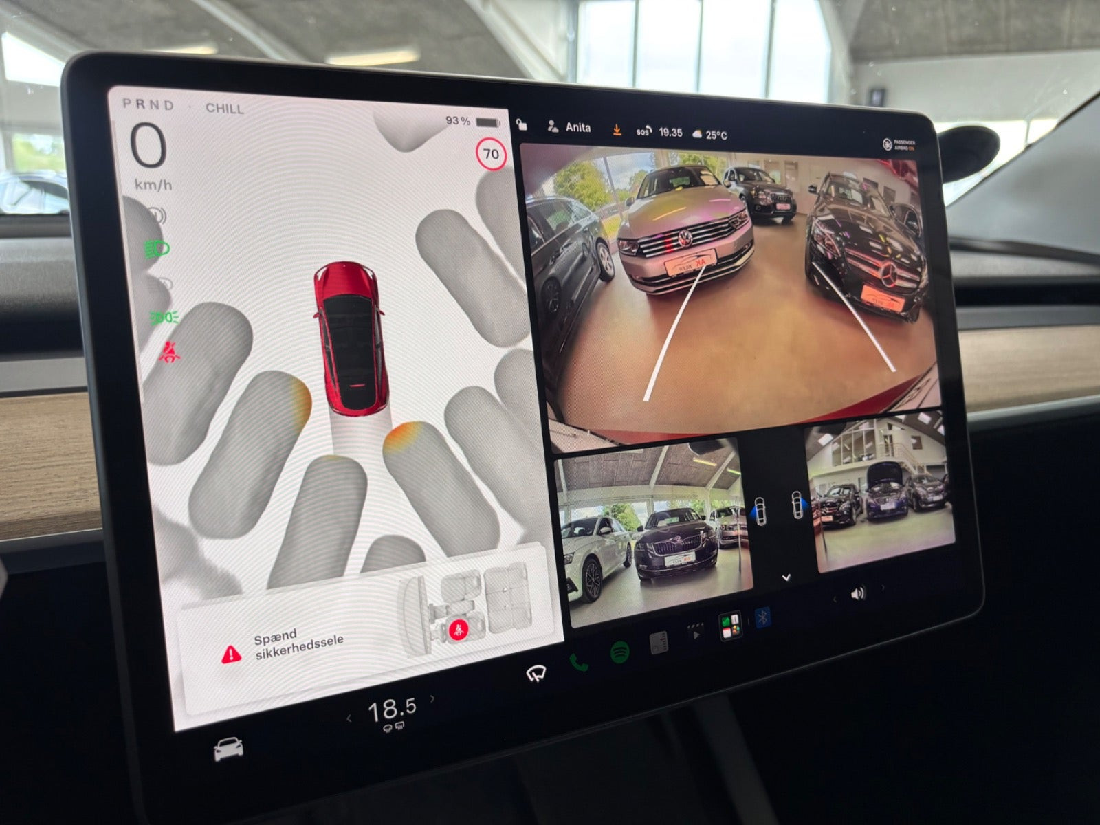 Rød Tesla Model Y fra 2023
