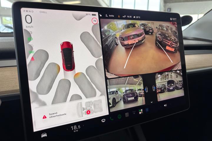 Rød Tesla Model Y fra 2023