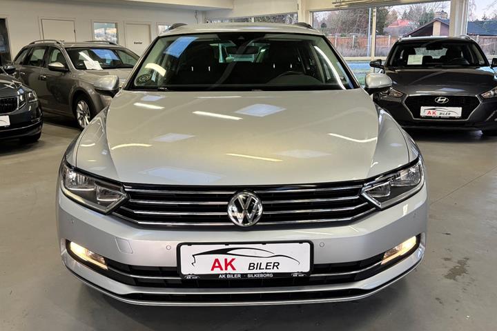 Grå VW Passat fra 2018