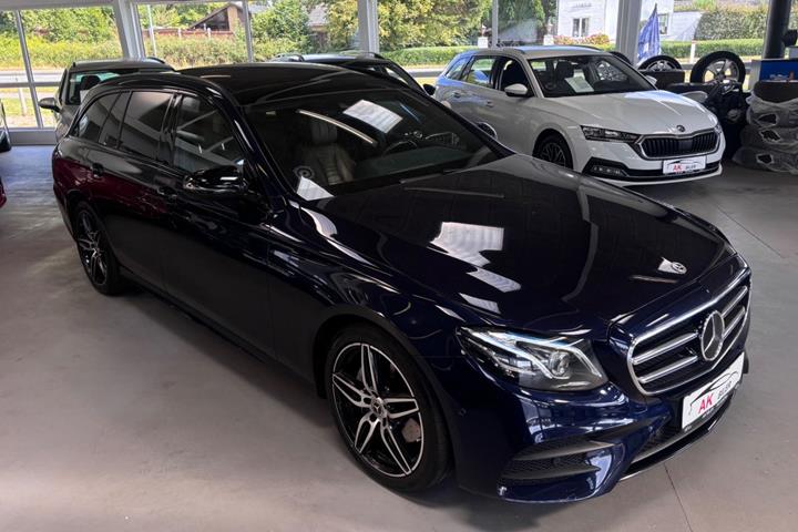 Blå Mercedes E220 d fra 2017
