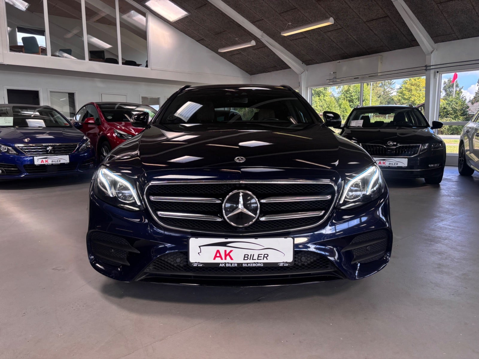 Blå Mercedes E220 d fra 2017