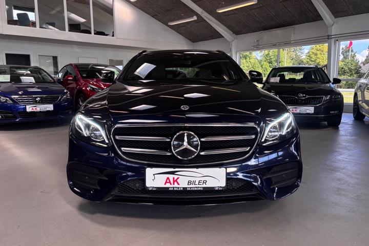 Blå Mercedes E220 d fra 2017