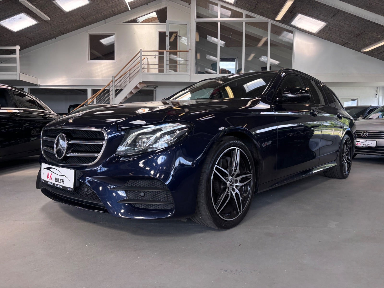 Blå Mercedes E220 d fra 2017