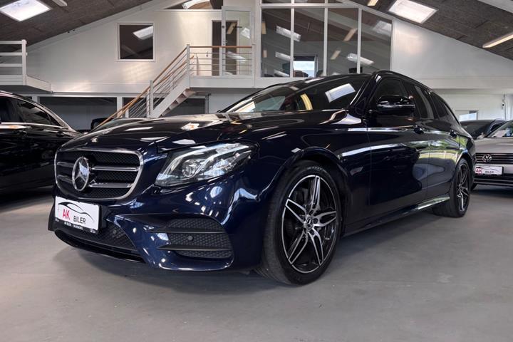 Blå Mercedes E220 d fra 2017