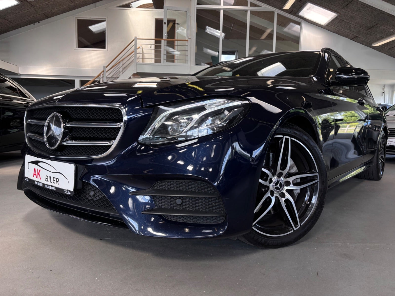 Blå Mercedes E220 d fra 2017