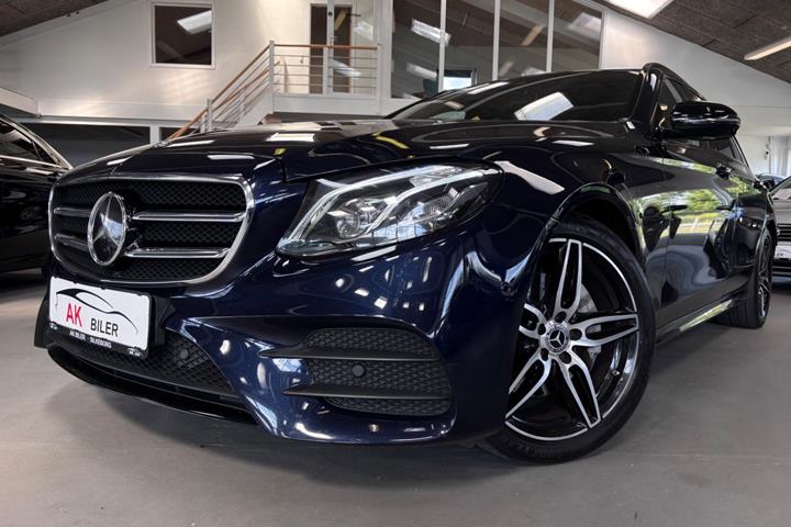 Blå Mercedes E220 d fra 2017
