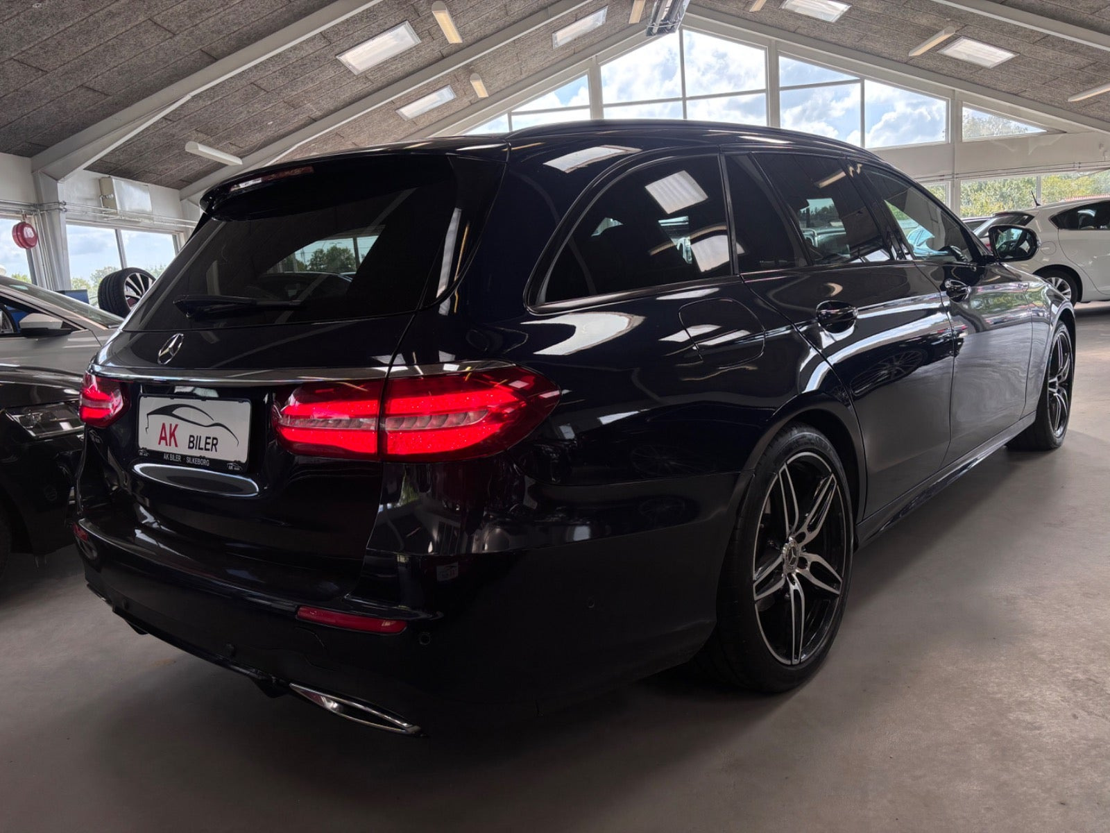 Blå Mercedes E220 d fra 2017