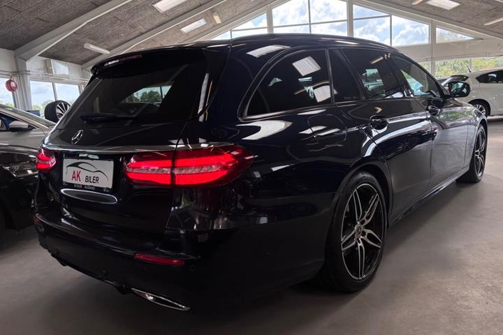 Blå Mercedes E220 d fra 2017