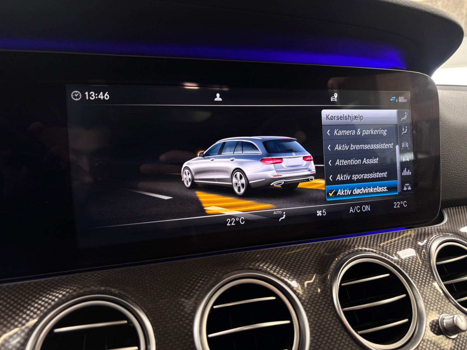 Blå Mercedes E220 d fra 2017