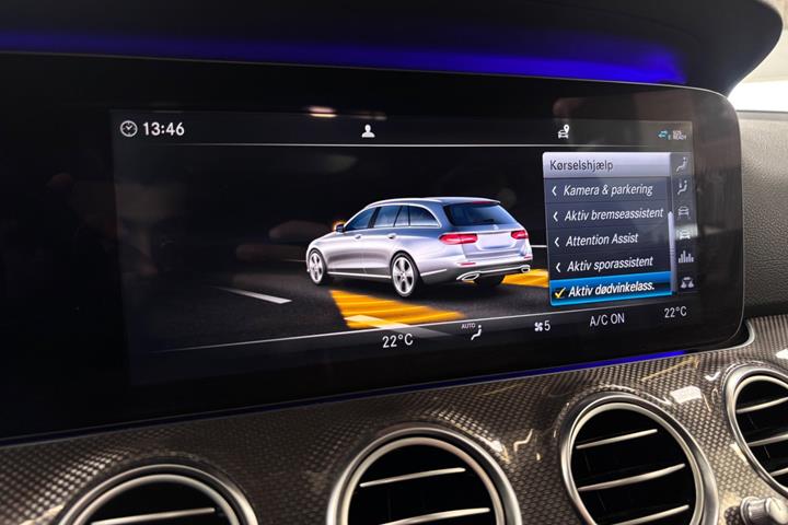 Blå Mercedes E220 d fra 2017