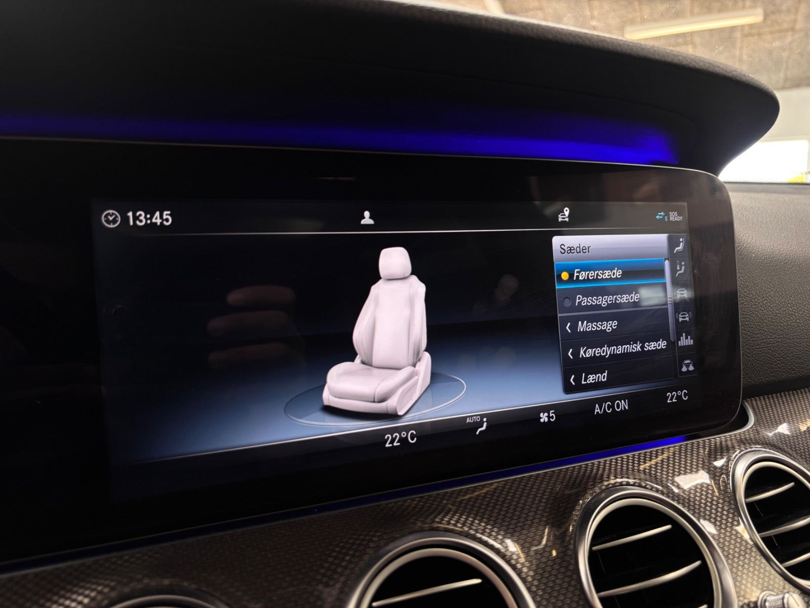 Blå Mercedes E220 d fra 2017