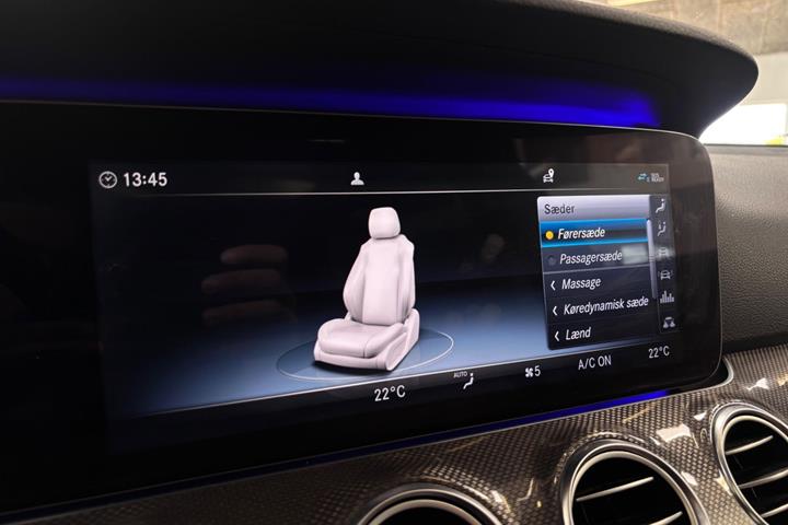 Blå Mercedes E220 d fra 2017