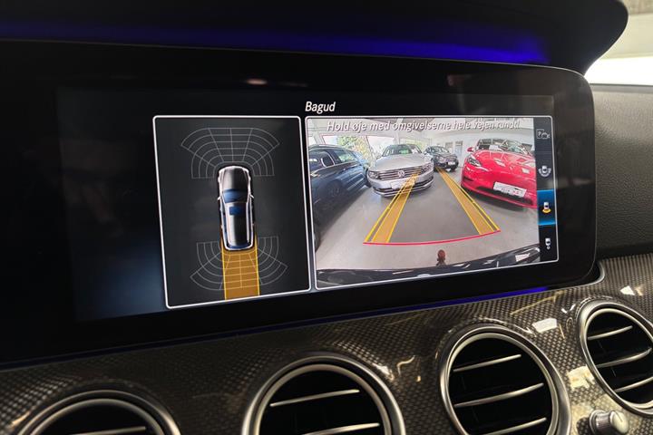 Blå Mercedes E220 d fra 2017