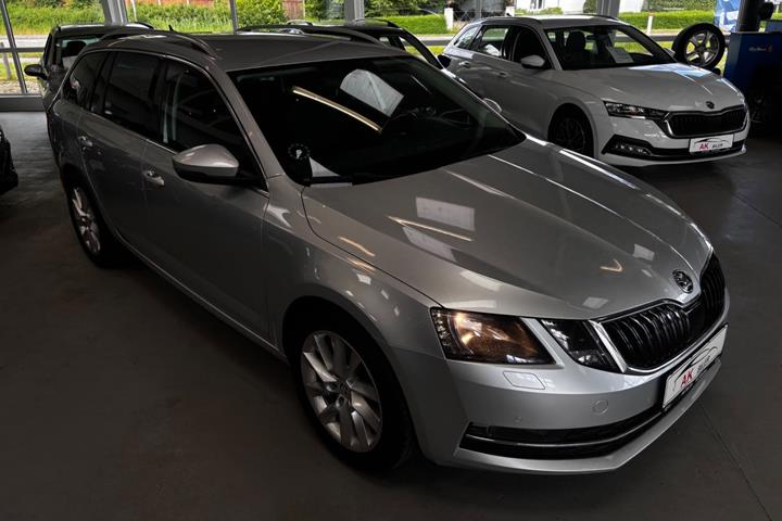 Grå Skoda Octavia fra 2018