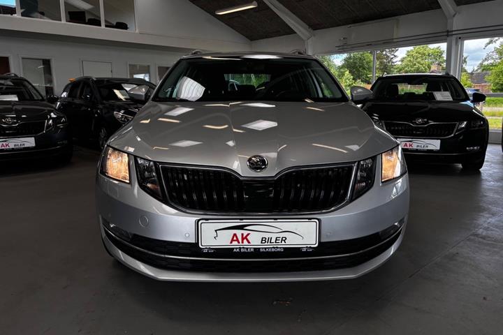 Grå Skoda Octavia fra 2018