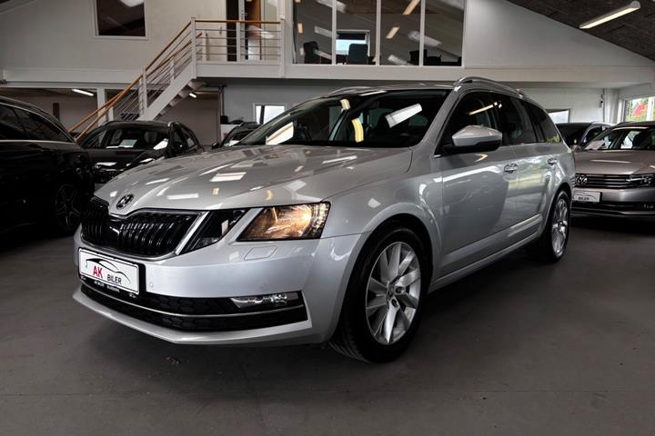 Grå Skoda Octavia fra 2018