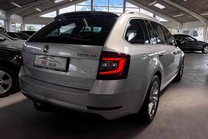 Grå Skoda Octavia fra 2018
