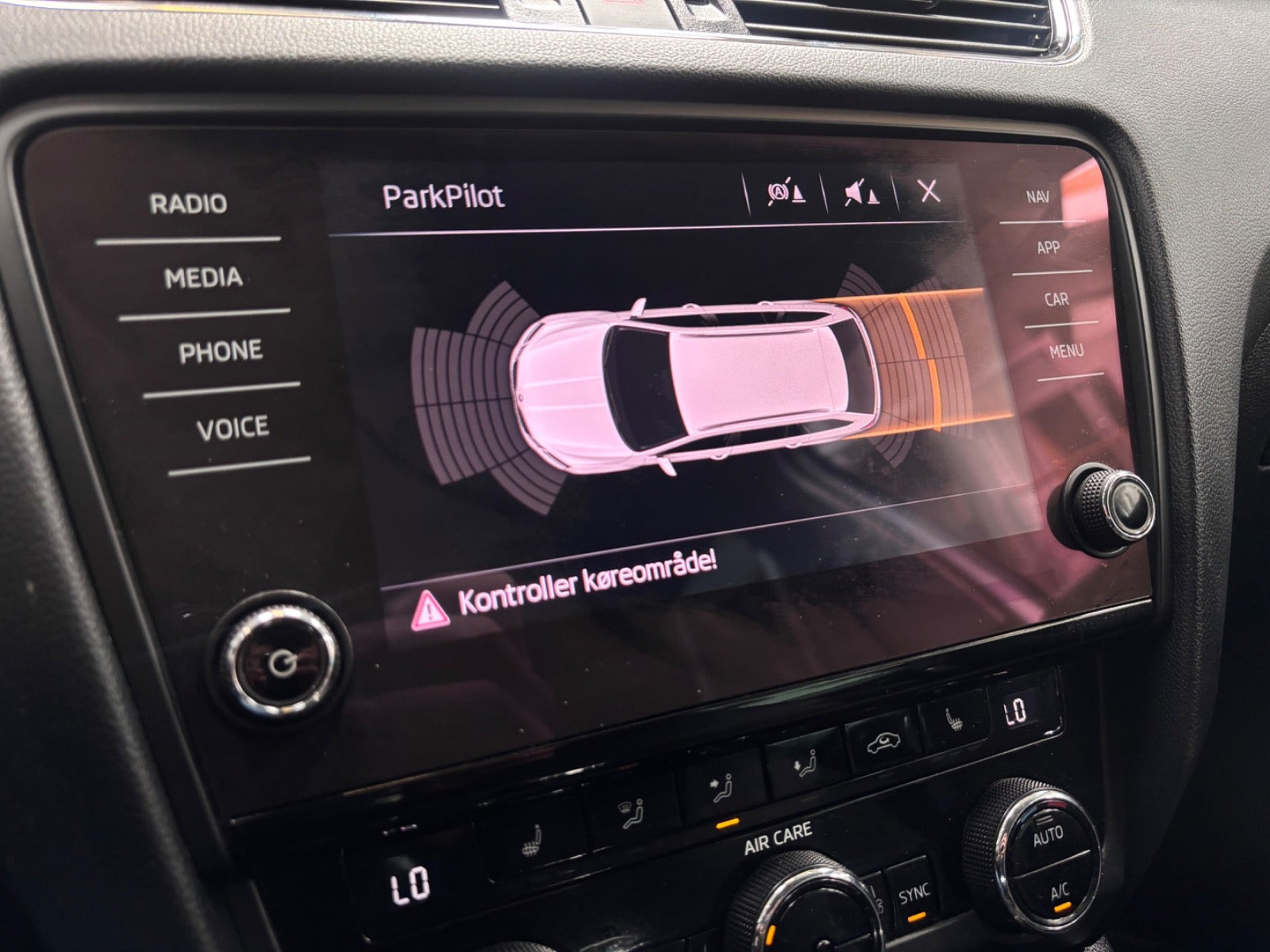 Grå Skoda Octavia fra 2018